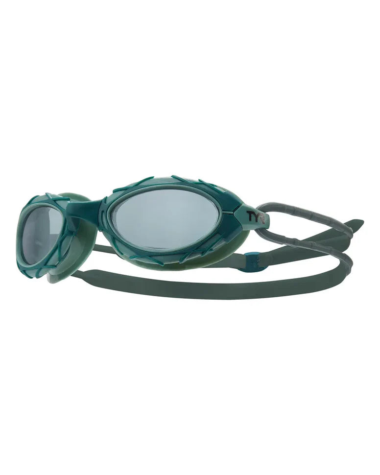 Óculos de Natação TYR Nest Pro Fumê/Verde — vista frontal mostrando frame NEST e sistema Double VTS de ventilação