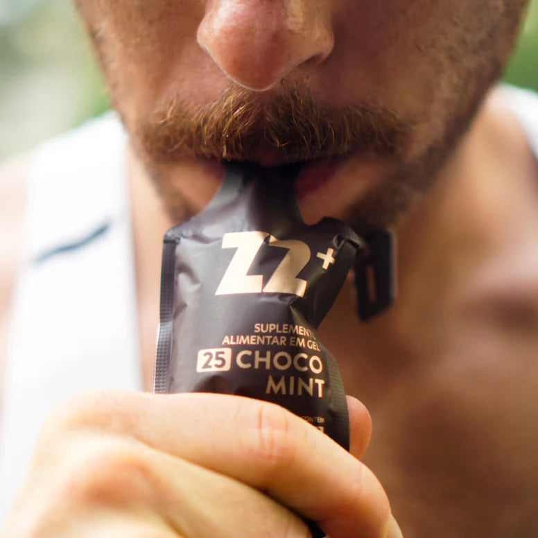 Atleta consumindo Energy Gel Z2 Choco Mint durante treino de endurance