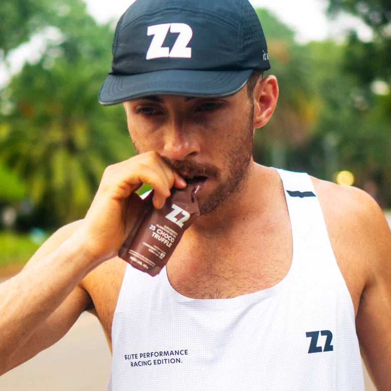 Atleta consumindo Energy Gel Z2 Choco Truffle durante atividade esportiva