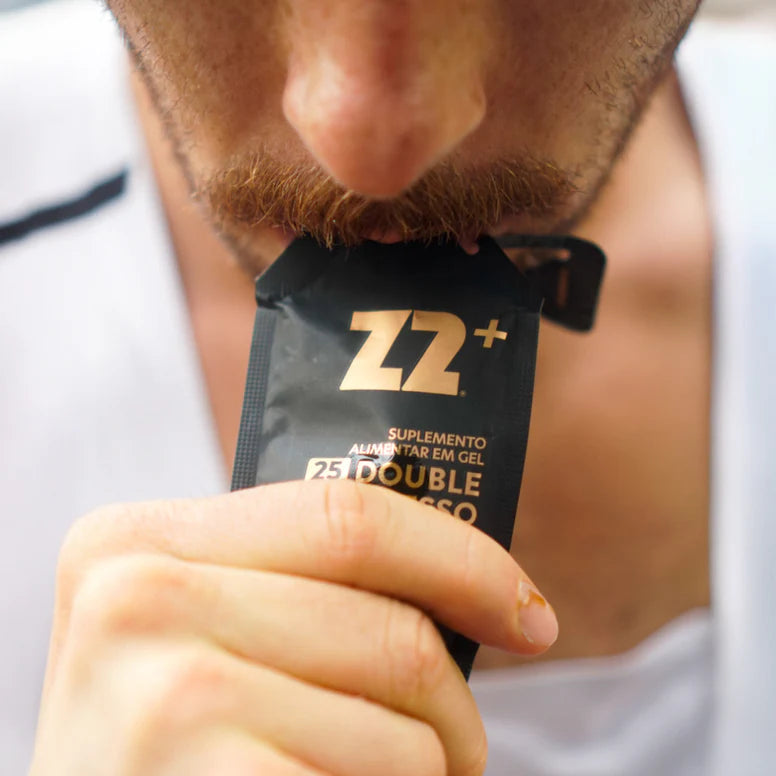 Atleta consumindo Energy Gel Z2 Double Expresso durante prova de ciclismo