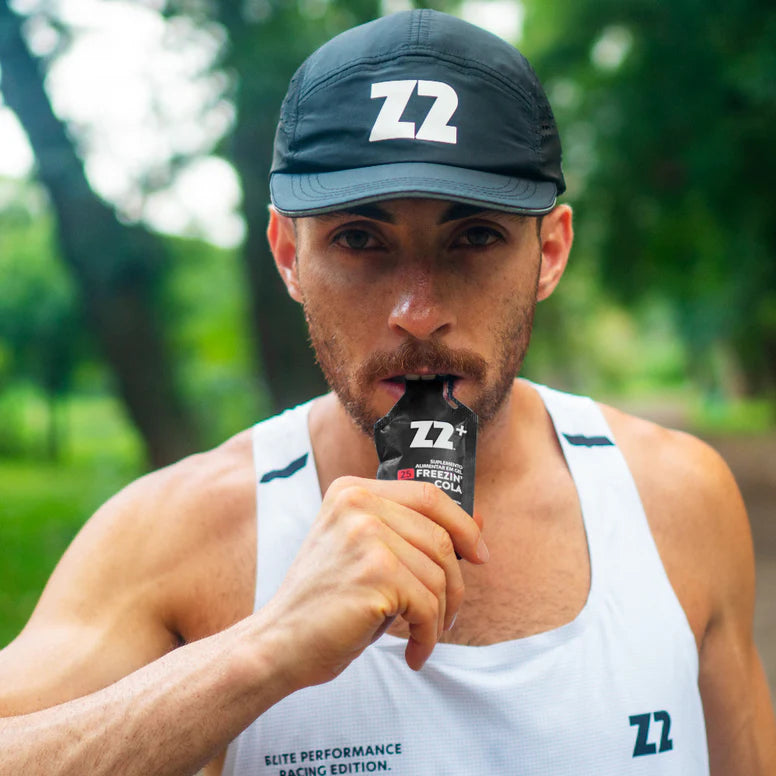 Atleta consumindo Energy Gel Z2 Freezin Cola durante competição de endurance