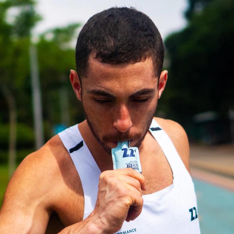Atleta consumindo Energy Gel Z2 Iceed Coffee durante treino de corrida