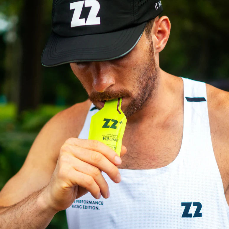 Atleta consumindo Energy Gel Z2 Lime durante atividade esportiva ao ar livre