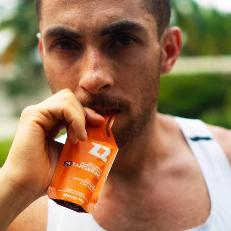 Atleta consumindo Energy Gel Z2 Tangerine durante corrida