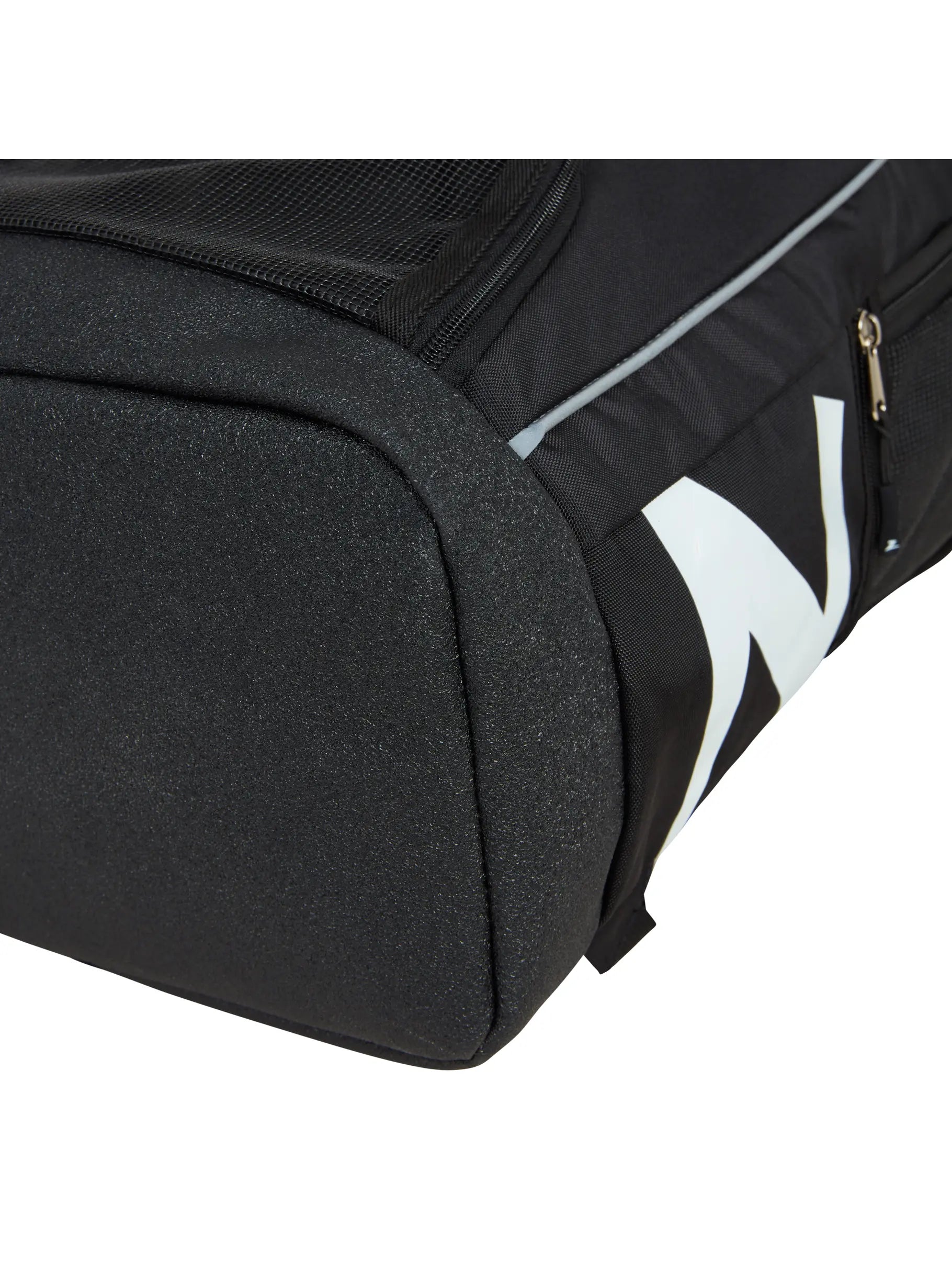 Mochila Zoggs Planet R-PET 33L cor preta, detalhe dos bolsos com zíper