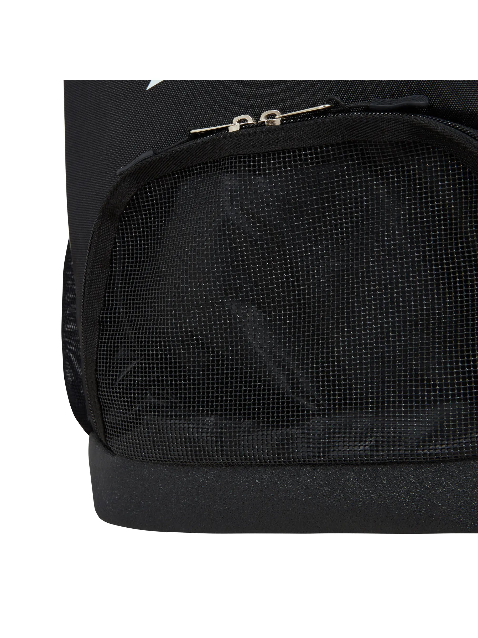 Mochila Zoggs Planet R-PET 33L cor preta, detalhe da base impermeável