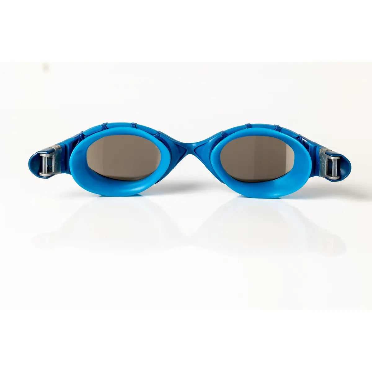 Óculos de Natação Zoggs Predator Flex Titanium — detalhe da lente espelhada azul e Flexpoint
