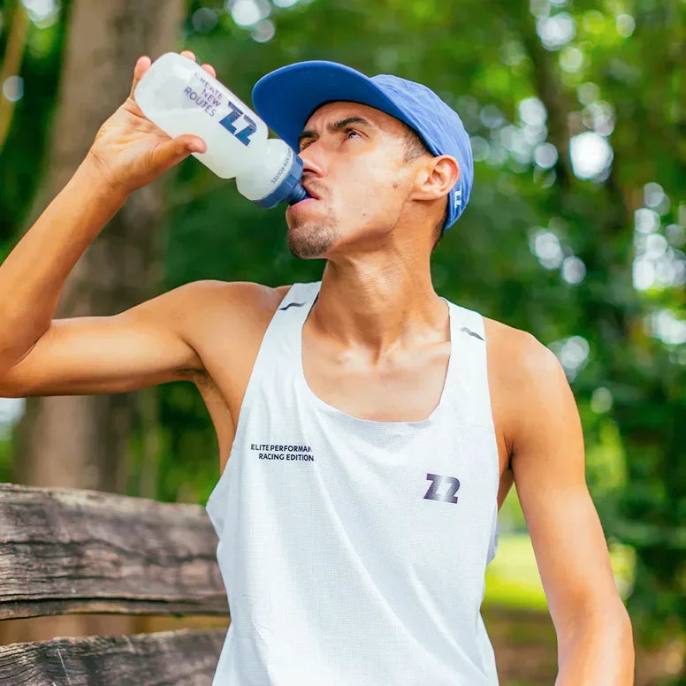 Atleta utilizando Z2 Saltz 500: Repositor de Eletrólitos em Sachê para Performance Z2Foods